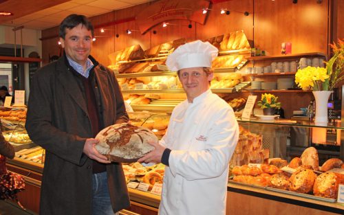 Bäcker Harald Hinkel (l.) übergibt den Backstand an die Bäckerei Dreißig, vertreten durch Daniel Adler. Foto: Pohl