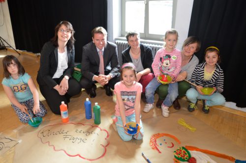 Da geht was zusammen. Lena, Lilly, Liselotte und Nele (v.) freuen sich über einen großzügigen Scheck der Deutschen Bank, den Filaldirektor Hans-Helmut Kloevekorn (3. v. li.) im Gepäck hatte. Foto: Möller