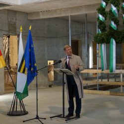 Prof. Dr. Georg Unland, Sächsischer Staatsminister der Finanzen, zeigte sich in seinem Grußwort erfreut über den soliden, zügigen Fortgang des Baus. Foto: Steffen Dietrich