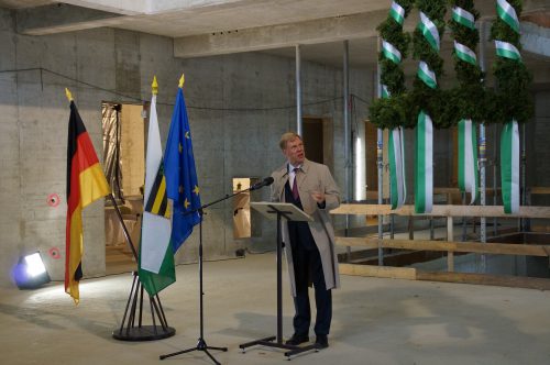 Prof. Dr. Georg Unland, Sächsischer Staatsminister der Finanzen, zeigte sich in seinem Grußwort erfreut über den soliden, zügigen Fortgang des Baus. Foto: Steffen Dietrich