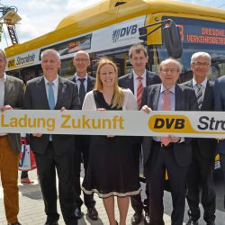 Dresden als Schrittmacher in Sachen Elektromobilität. Auf der Linie 79 rollt seit Mitte Juni ein Elektrobus. Zur Indienststellung kamen der damals amtierende OB Dirk Hilbert, die Vorstände der DVB, Vertreter des Fahrzeugherstellers, der TUD und des Bundesverkehrsministeriums. Foto: Möller