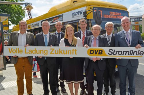 Dresden als Schrittmacher in Sachen Elektromobilität. Auf der Linie 79 rollt seit Mitte Juni ein Elektrobus. Zur Indienststellung kamen der damals amtierende OB Dirk Hilbert, die Vorstände der DVB, Vertreter des Fahrzeugherstellers, der TUD und des Bundesverkehrsministeriums. Foto: Möller