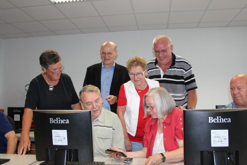 Aktive Artos-Mitglieder mit ihrem Vorsitzenden Dr. Lutz Hanisch (hinten rechts) und der Geschäftsführerin Barbara Müller (r.). Foto: Pohl