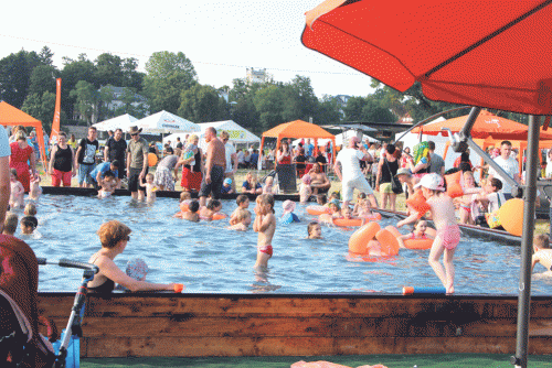 Abkühlung: Beliebter Treff für die Kleinen beim Johannstädter Elbefest war der 10 mal 10 Meter große Pool. Auch Nele breitete ihre Schwimmflügel aus und hopste ins Wasser. Foto: Pohl