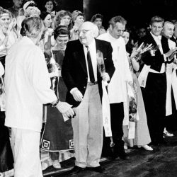 Stefan Heym und das Ensemble bei der Premiere des Stücks »Der König David Bericht«, 1989. Foto: Archiv Staatsoperette