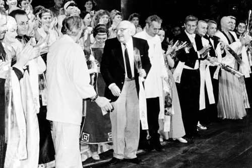 Stefan Heym und das Ensemble bei der Premiere des Stücks »Der König David Bericht«, 1989. Foto: Archiv Staatsoperette