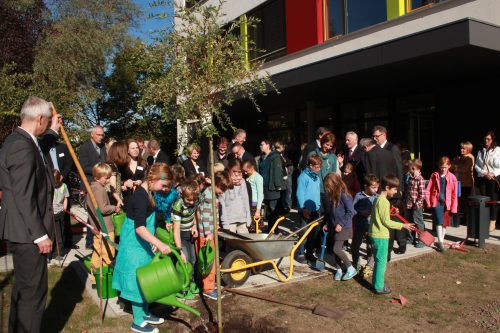 Viele kleine und große Leute halfen dabei, die Zierweide vor dem neuen Gebäude der Montessorischule »Kilaloma« einzupflanzen. Foto: Pohl