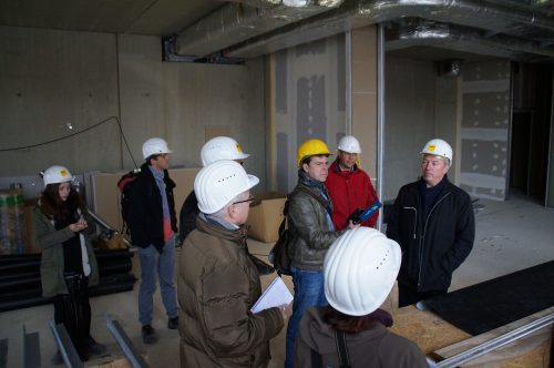 Der Intendant der Staatsoperette Wolfgang Schaller erläuterte anlässlich eines Vororttermins am 16. Oktober konkrete Planungen für die Raumnutzungen im Kraftwerk Mitte. Foto: Dietrich