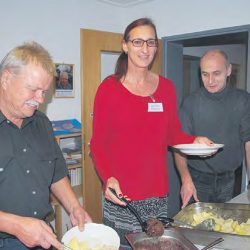 Michael Laske, ehrenamtlicher Organisator der Pfarrgemeinde Heilige Familie, Helferin Larissa Pfitzner und Steffen Kühn (v. l.). Foto: Trache