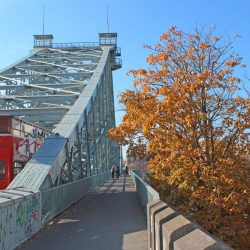 Blaues Wunder in blau – bei näherem Hinsehen zeigt sich die Farbe in unterschiedlichen Tönen, da sie schon oft ausgebessert werden musste. Ein neuer Korrosionsanstrich soll das ändern. Foto: Pohl