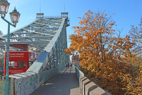 Blaues Wunder in blau – bei näherem Hinsehen zeigt sich die Farbe in unterschiedlichen Tönen, da sie schon oft ausgebessert werden musste. Ein neuer Korrosionsanstrich soll das ändern. Foto: Pohl