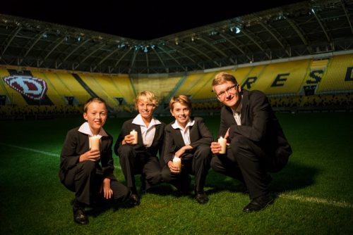 Kruzianer verbreiten Adventsstimmung im Dynamostadion: Am 21. Dezember 2015 gaben sie vor rund 15.000 Gästen ein Konzert und singen mit ihnen gemeinsam Weihnachtslieder. Foto: J. Hoffmann/Kreuzchor Dresden