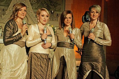 Die vier Damen der medlz anlässlich einer Probe für ihre Weihnachtstour in der Himmelfahrtskirche Leuben: Silvana Mehnert, Sabine Kaufmann, Maria Heinig und Nelly Palmowske (v.l.n.r.). Foto: Steffen Dietrich