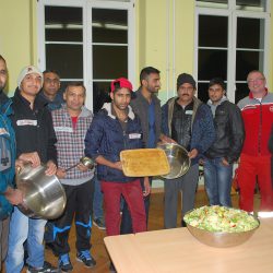 Bewohner der Notunterkunft Schleiermacherstraße mit Unterkunftsleiter Carsten Stephan (2.v.r.). An diesem Tag fand eine Kochaktion mit den Initiatoren von »cooking actions« statt, deren Konzept es ist, mit Flüchtlingen gemeinsam zu kochen. Foto: Claudia Trache