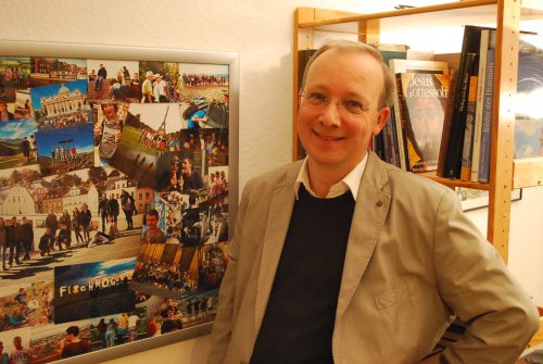 Zur Weihnachtszeit viel unterwegs in der Gemeinde: der neue Pfarrer Michael Gehrke. Foto: Trache