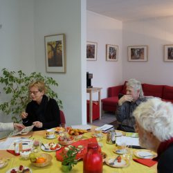 Sachsens WissenschaftsministerinMdL Dr. Eva-Maria Stange (1.v. l.) kam beim Offenen Bürgerfrühstück in ihrem Bürgerbüro in Löbtau am 16. Januar in lockerer Atmosphäre ins Gespräch. Foto: Steffen Dietrich