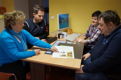 Elke Fallant, stellv. Ortsamtsleiterin Cotta/Plauen, Bereichsleiter Bildung & Beschäftigung SUFW Michael Rönsch sowie die Servicebüro-Mitarbeiter Erika Fischer und Christoph Thomisch bei einer Besprechung (v. l.n.r.). Foto: Steffen Dietrich