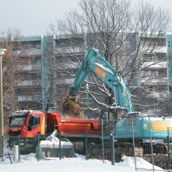 Das war es: In der 3. Januarwoche wurden die letzten Reste vom abgebrochenen Kinder- und Jugendhaus Pixel abtransportiert. Nach dem Abriss der Keller wird die Baugrube noch verfüllt. Bei günstiger Witterung kann der benachbarte Abenteuerspielplatz ab Mitte Februar wieder genutzt werden. Foto: Ziegner