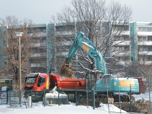 Das war es: In der 3. Januarwoche wurden die letzten Reste vom abgebrochenen Kinder- und Jugendhaus Pixel abtransportiert. Nach dem Abriss der Keller wird die Baugrube noch verfüllt. Bei günstiger Witterung kann der benachbarte Abenteuerspielplatz ab Mitte Februar wieder genutzt werden. Foto: Ziegner