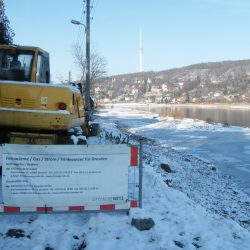 Laubegast erhält neue Gas- und Trinkwasserleitungen. Am Laubegaster Ufer wird seit dem Sommer 2015 gebaut. Hier werden u. a. 150 Meter Trinkwasserleitung ausgewechselt. Die Arbeiten an mehreren Abschnitten im Ortsteil werden voraussichtlich bis Mitte des Jahres dauern. Foto: G.Z.