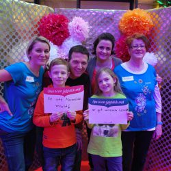 Künstlerin Frauke Angel mit Ralph Sonntag (einer der beiden Beratungscoaches), Elisa Renschen, Christine Renschen (ein weiteres Vorstandmitglied) sowie die Kinder von Ralph Sonntag Jakob und Jule (v. l.). Foto: Trache