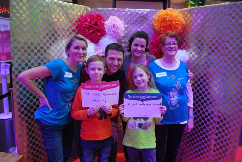 Künstlerin Frauke Angel mit Ralph Sonntag (einer der beiden Beratungscoaches), Elisa Renschen, Christine Renschen (ein weiteres Vorstandmitglied) sowie die Kinder von Ralph Sonntag Jakob und Jule (v. l.). Foto: Trache