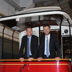 Sie haben das Steuer bei den Verkehrsbetrieben übernommen: die Vorstände Andreas Hemmersbach (l.) und Lars Seiffert. Foto: Pohl