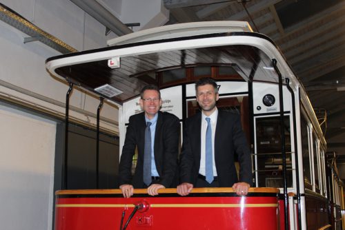 Sie haben das Steuer bei den Verkehrsbetrieben übernommen: die Vorstände Andreas Hemmersbach (l.) und Lars Seiffert. Foto: Pohl