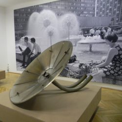 In der Ausstellung im Kunsthaus ist auch ein Element des ehemaligen Schalenbrunnens auf der Prager Straße zu sehen. Im Hintergrund ein großformatiges Foto aus der SLUB, das das Wasserspiel von Leoni Wirth auf der Prager Straße zeigt, aufgenommen um 1970. Foto: RF