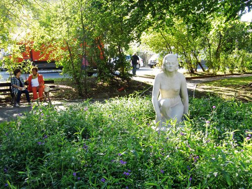 Der Heimatverein setzte sich dafür ein, dass die "Blumenpflückerin" am 2. Juni 2012 nach langem "Exil" wieder an ihren Ursprungsort zurückkehrte. Foto: StZ/Archiv