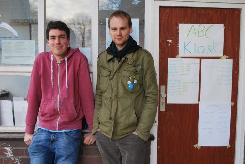 Simon und Martin (v.l.n.r.) von "Ingenieure ohne Grenzen" vor dem ABC-Kiosk an der Mommsenstraße, einem Anlaufpunkt für um Integration bemühte Flüchtlinge. Foto: Claudia Trache