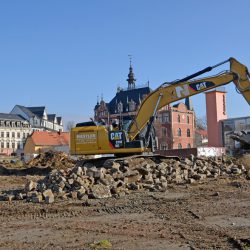 Die Bagger rollen: Der provisorische Parkplatz auf dem Gelände zwischen Leipziger Straße und Bürgerstraße ist endgültig Geschichte. Foto: Möller