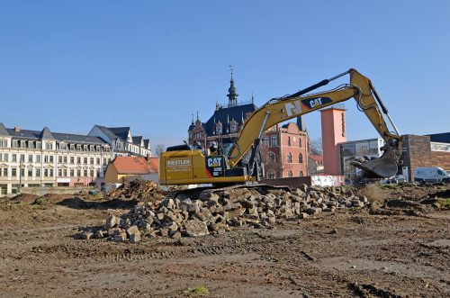 Die Bagger rollen: Der provisorische Parkplatz auf dem Gelände zwischen Leipziger Straße und Bürgerstraße ist endgültig Geschichte. Foto: Möller