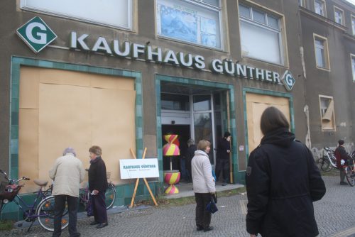 Ein letztes Mal öffneten sich am 9. Februar die Türen zum einst legendären Kaufhaus Günther. Seit 2007 ist es geschlossen und schon lange wird über den Abriss und ein neues Einkaufszentrum an der Pirnaer Landstraße in Zschachwitz gesprochen. Viele Neugierige und ehemalige Stammkunden nutzten den Tag zum Stöbern und nahmen das eine oder andere Erinnerungsstück mit. An den einstigen Charme erinnerte wenig, leere Regale, Pappkartons und alte Festdekorationen bestimmten das Bild. Foto: Ziegner