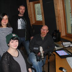 Das Jugendhausteam mit Margitta Lullack, Thomas Tanzmann und Wolfram Rennecke (sitzend) erhält Unterstützung von Praktikantin Carolin Pollack (vorn). Foto: Trache