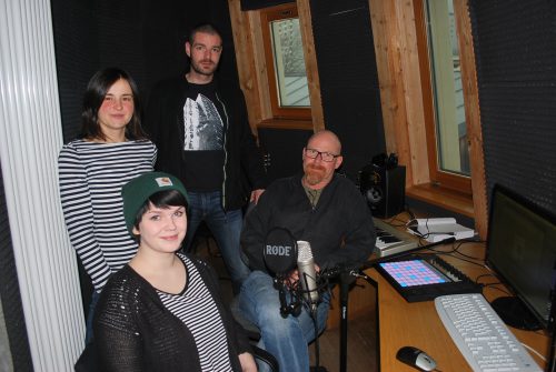 Das Jugendhausteam mit Margitta Lullack, Thomas Tanzmann und Wolfram Rennecke (sitzend) erhält Unterstützung von Praktikantin Carolin Pollack (vorn). Foto: Trache