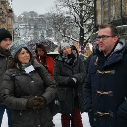 Baubürgermeister Raoul Schmidt-Lamontain (r.) verschaffte sich in Loschwitz einen Überblick über die Verkehrsprobleme. Foto: Bäumler