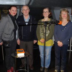 Von links: Cornelia Eichner, Leiterin der Schreibwerkstatt, und die Autoren Heinz Freiberg, Regina Sehmisch, Martina Schuppe. Foto: Claudia Trache