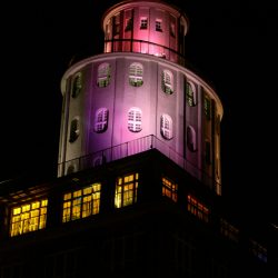 Begleitend zur Ausstellung "Hi Lights!“ in den Technischen Sammlungen kann man mit dem Smartphone den Ernemannturm zum Leuchten bringen. Unter der Nummer 0170 7107178 anrufen und mit der eigenen Stimme die Lichtinstallation bestimmen. Foto: PR