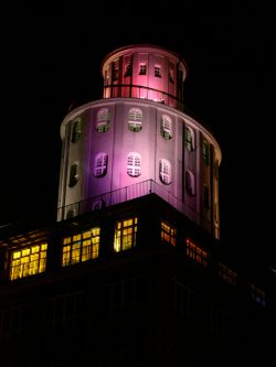 Begleitend zur Ausstellung "Hi Lights!“ in den Technischen Sammlungen kann man mit dem Smartphone den Ernemannturm zum Leuchten bringen. Unter der Nummer 0170 7107178 anrufen und mit der eigenen Stimme die Lichtinstallation bestimmen. Foto: PR