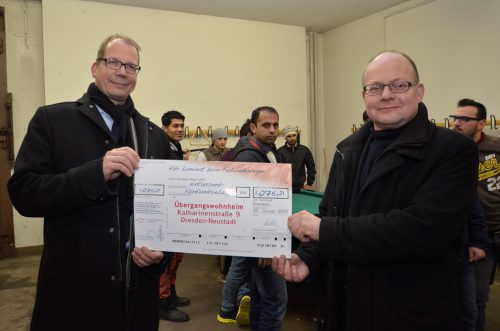 Über 1.000 Euro an Spend engeld kamen im Rahmen des Neustädter Advents zusammen. Im Bild Christoph Stolte (l.) und Christoph Möllers. Foto: Möller