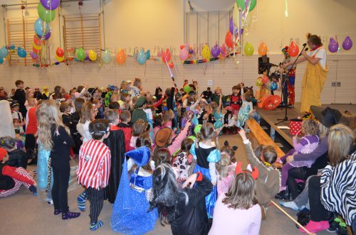 Eine der regelmässigen Veranstaltungen des Vereins ist der Kinderfasching. Am 30. Januar 2016 feierten rund 300 Kinder und ihre Eltern mit. Sie kommen u. a. aus Niedersedlitz und Luga. Foto: Ulrich Clemens