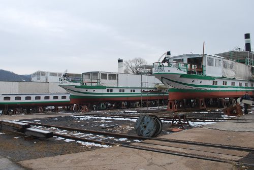 Winterpause auf dem Trockenen: Vor dem Saisonstart wurden die historischen Dampfer auf der Werft in Laubegast auf Herz und Nieren geprüft. Seit 4. März sind die ersten Schiffe wieder auf dem Wasser unterwegs zur Schlösserrundfahrt, pünktlich vor Ostern beginnt die Nebensaison. Foto: Trache