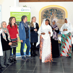 Somalische Frauen sangen zur Eröffnung der Ausstellung Lieder aus ihrer Heimat. Foto: Trache