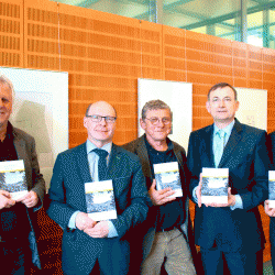 Präsentation des aktuellen Heftes des Dresdner Geschichtsvereins (v. l.): Rolf Günther, Direktor Städtische Galerie Freital Schloß Burgk, Autor Heft 125, Prof. Dr. Matthias Herrmann, Vorsitzender Geschichtsverein, Hans-Peter Lühr, Geschäftsführer Geschichtsverein und Redakteur „Dresdner Hefte“, Vorstandssprecher Dresdner Volksbank Raiffeisenbank Thomas Müller und Dieter Hoefer, Pressesprecher Dresdner Volksbank Raiffeisenbank, Schatzmeister des Dresdner Geschichtsvereins. Foto: Steffen Dietrich