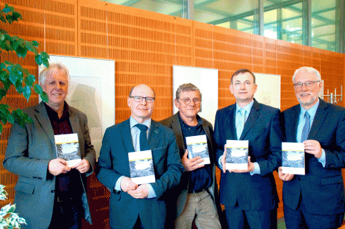 Präsentation des aktuellen Heftes des Dresdner Geschichtsvereins (v. l.): Rolf Günther, Direktor Städtische Galerie Freital Schloß Burgk, Autor Heft 125, Prof. Dr. Matthias Herrmann, Vorsitzender Geschichtsverein, Hans-Peter Lühr, Geschäftsführer Geschichtsverein und Redakteur „Dresdner Hefte“, Vorstandssprecher Dresdner Volksbank Raiffeisenbank Thomas Müller und Dieter Hoefer, Pressesprecher Dresdner Volksbank Raiffeisenbank, Schatzmeister des Dresdner Geschichtsvereins. Foto: Steffen Dietrich