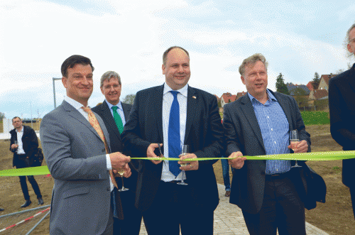 Oberbürgermeister Dirk Hilbert beim symbolischen Akt. Gemeinsam mit Investor Holm Claußnitzer (l.) und Jörg Drews vom Bauunternehmen Hentschke Bau zerschneidet er das Band auf der Brücke über den Flössergraben. Foto: Möller