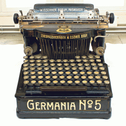Germania 5: seltene Volltastatur-Schreibmaschine (im Depot der Technischen Sammlungen). Foto: Simmert