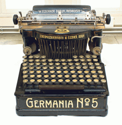 Germania 5 : rare machine à écrire à clavier complet (au dépôt des collections techniques).  Photo de : Simmert