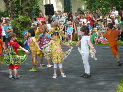 Tanzdarbietung der Jüngsten beim Zschertnitzer Sommerfest. Foto: Haueis/Bürgerkomitee